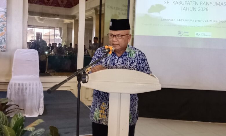 H. Asep Saeful Anwar memberi sambutan pada Rakor Sekolah Muhammadiyah Banyumas di Baturraden.
