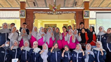 Sejumlah mahasiswa mengenakan rompi cokelat UMS berpose bersama para ibu dan kader kesehatan di depan banner Kelas Ibu Balita Desa Blimbing Sukoharjo.