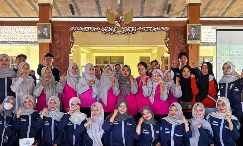 Sejumlah mahasiswa mengenakan rompi cokelat UMS berpose bersama para ibu dan kader kesehatan di depan banner Kelas Ibu Balita Desa Blimbing Sukoharjo.