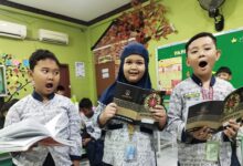 Suasana peluncuran Mutabaah Book Daily Practice di SD Muhammadiyah 1 Surakarta yang dihadiri oleh guru dan para siswa.
