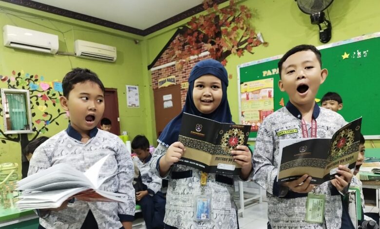 Suasana peluncuran Mutabaah Book Daily Practice di SD Muhammadiyah 1 Surakarta yang dihadiri oleh guru dan para siswa.
