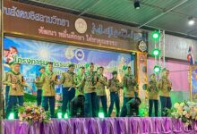 Sekumpulan pelajar berpakaian seragam pengakap mempersembahkan tarian atau persembahan seni di atas pentas berhias kain ungu.