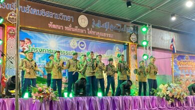 Sekumpulan pelajar berpakaian seragam pengakap mempersembahkan tarian atau persembahan seni di atas pentas berhias kain ungu.