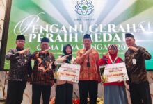 Siswi pemenang medali emas OSMA Jateng 2026 bersama pejabat Kemenag dan pendamping saat acara penganugerahan di Aula Kanwil Kemenag Jawa Tengah.