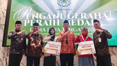 Siswi pemenang medali emas OSMA Jateng 2026 bersama pejabat Kemenag dan pendamping saat acara penganugerahan di Aula Kanwil Kemenag Jawa Tengah.