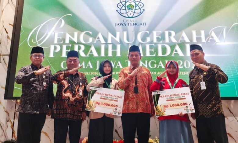 Siswi pemenang medali emas OSMA Jateng 2026 bersama pejabat Kemenag dan pendamping saat acara penganugerahan di Aula Kanwil Kemenag Jawa Tengah.