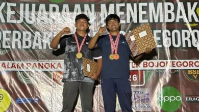 Aqnar Dzakyarta, mahasiswa UMP, berpose di podium dengan medali emas dan perunggu pada Kejuaraan Menembak Perbakin Tingkat Nasional di Bojonegoro.