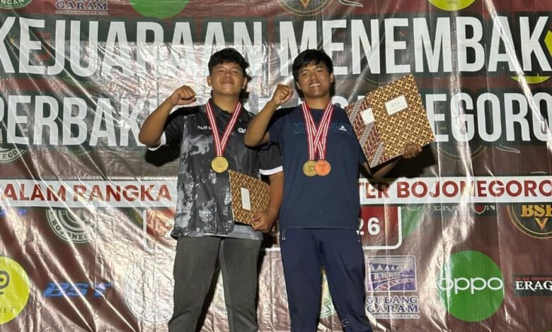 Aqnar Dzakyarta, mahasiswa UMP, berpose di podium dengan medali emas dan perunggu pada Kejuaraan Menembak Perbakin Tingkat Nasional di Bojonegoro.