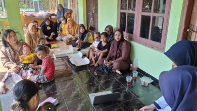 Ibu-ibu dan balita di Posyandu Krajan Sukoharjo mendengarkan penyuluhan mahasiswa fisioterapi UMS tentang bahaya posisi duduk W pada anak, menggunakan laptop di teras rumah.