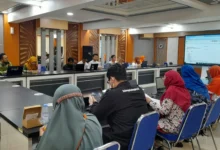 Puluhan amil zakat profesional mengikuti pelatihan tata kelola keuangan Lazismu Pekalongan dengan fokus pengisian laporan bulanan di ruang rapat BTM Pekalongan.