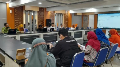 Puluhan amil zakat profesional mengikuti pelatihan tata kelola keuangan Lazismu Pekalongan dengan fokus pengisian laporan bulanan di ruang rapat BTM Pekalongan.