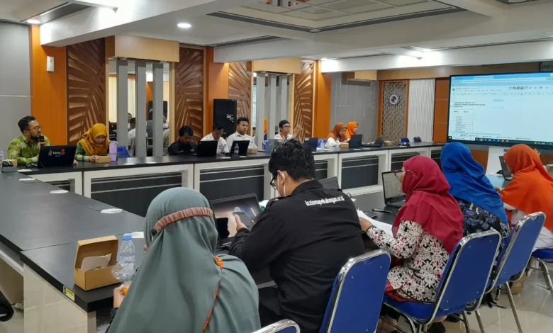 Puluhan amil zakat profesional mengikuti pelatihan tata kelola keuangan Lazismu Pekalongan dengan fokus pengisian laporan bulanan di ruang rapat BTM Pekalongan.