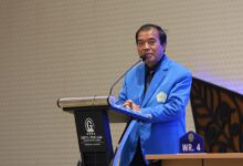 Rektor UNIMUS Masrukhi menyampaikan paparan arah kebijakan UNIMUS 2026 dalam Rapat Kerja Tahunan di Hotel Griya Persada Bandungan.