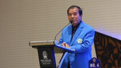 Rektor UNIMUS Masrukhi menyampaikan paparan arah kebijakan UNIMUS 2026 dalam Rapat Kerja Tahunan di Hotel Griya Persada Bandungan.