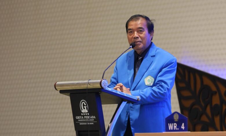Rektor UNIMUS Masrukhi menyampaikan paparan arah kebijakan UNIMUS 2026 dalam Rapat Kerja Tahunan di Hotel Griya Persada Bandungan.