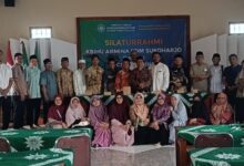 Jajaran pengurus PDM Sukoharjo dan PCM Blimbing foto bersama dalam acara pembentukan KBIHU Armina Blimbing untuk layanan jemaah haji Sukoharjo.