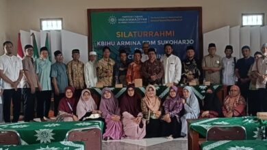 Jajaran pengurus PDM Sukoharjo dan PCM Blimbing foto bersama dalam acara pembentukan KBIHU Armina Blimbing untuk layanan jemaah haji Sukoharjo.