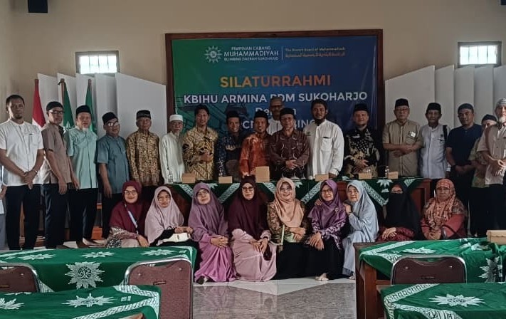 Jajaran pengurus PDM Sukoharjo dan PCM Blimbing foto bersama dalam acara pembentukan KBIHU Armina Blimbing untuk layanan jemaah haji Sukoharjo.