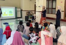 Mahasiswa UAD mempraktikkan cara belajar bahasa Inggris yang menyenangkan menggunakan proyektor kepada puluhan santri TPA Sidikan.