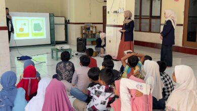 Mahasiswa UAD mempraktikkan cara belajar bahasa Inggris yang menyenangkan menggunakan proyektor kepada puluhan santri TPA Sidikan.