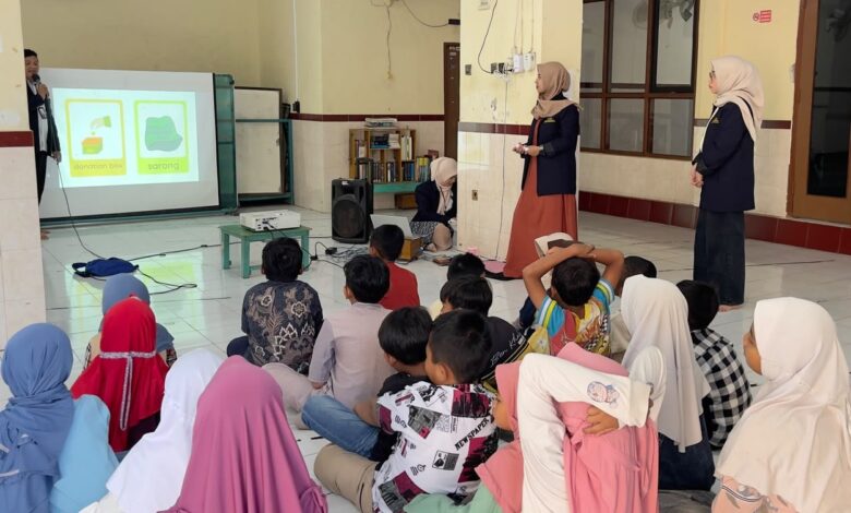 Mahasiswa UAD mempraktikkan cara belajar bahasa Inggris yang menyenangkan menggunakan proyektor kepada puluhan santri TPA Sidikan.