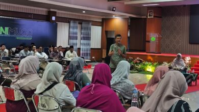Ikhwanushoffa, Manajer Eksekutif PWM Jawa Tengah, memberikan paparan materi dalam Baitul Arqom Tendik di aula Universitas Muhammadiyah Gombong (Unimugo), Kebumen. Foto diambil dari sudut audiens wanita berhijab.