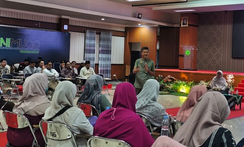 Ikhwanushoffa, Manajer Eksekutif PWM Jawa Tengah, memberikan paparan materi dalam Baitul Arqom Tendik di aula Universitas Muhammadiyah Gombong (Unimugo), Kebumen. Foto diambil dari sudut audiens wanita berhijab.