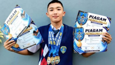 Caesar Al Ayyubi atlet renang pelajar menunjukkan piagam dan medali dalam ajang Kejuaraan Renang Salatiga