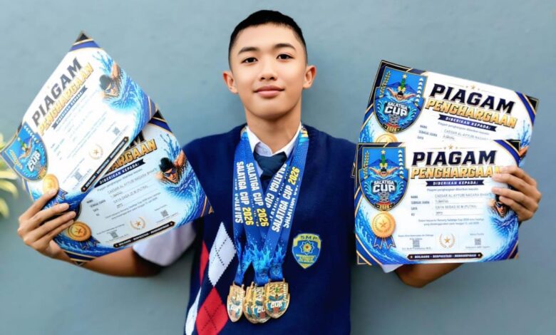 Caesar Al Ayyubi atlet renang pelajar menunjukkan piagam dan medali dalam ajang Kejuaraan Renang Salatiga