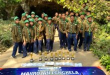 Siswa SMA At-Tajdid Muhammadiyah Blora berfoto bersama piala kejuaraan Mahrojan Hizbul Wathan 2026 di Goa Terawang Eco Park.