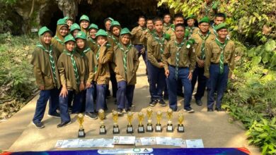 Siswa SMA At-Tajdid Muhammadiyah Blora berfoto bersama piala kejuaraan Mahrojan Hizbul Wathan 2026 di Goa Terawang Eco Park.