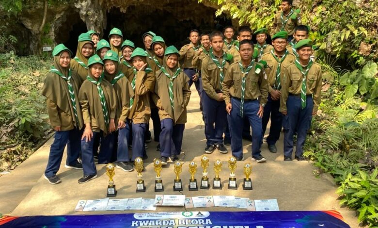 Siswa SMA At-Tajdid Muhammadiyah Blora berfoto bersama piala kejuaraan Mahrojan Hizbul Wathan 2026 di Goa Terawang Eco Park.