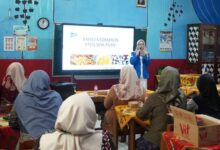Mahasiswa UMP sedang memberikan pemaparan materi mengenai bahaya formalin pada makanan kepada orang tua murid di dalam ruang kelas SDN 2 Dukuwaluh.
