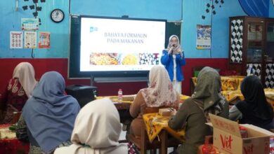 Mahasiswa UMP sedang memberikan pemaparan materi mengenai bahaya formalin pada makanan kepada orang tua murid di dalam ruang kelas SDN 2 Dukuwaluh.