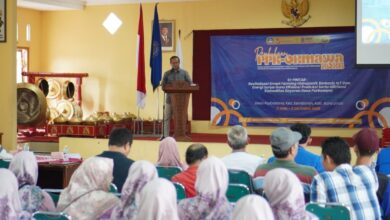 Wakil Rektor III UMP, Drs. Ikhsan Mujahid, M.Si., memberikan sambutan di podium pada acara Grand Launching program SI-PINTAR di hadapan audiens warga Desa Purbadana dan sivitas akademika UMP.