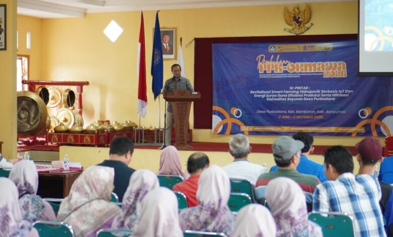 Wakil Rektor III UMP, Drs. Ikhsan Mujahid, M.Si., memberikan sambutan di podium pada acara Grand Launching program SI-PINTAR di hadapan audiens warga Desa Purbadana dan sivitas akademika UMP.