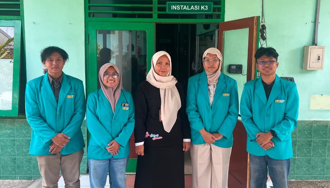 Tim mahasiswa UMS pengembang alat penghancur limbah jarum suntik NECIS berfoto bersama di depan ruangan Instalasi K3.