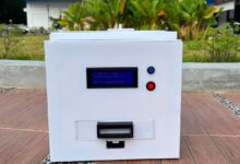 Purwarupa alat penghancur limbah jarum suntik NECIS berbasis IoT ciptaan mahasiswa UMS berbentuk kotak putih dengan layar LCD.