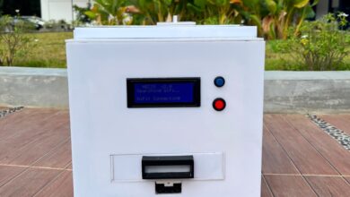 Purwarupa alat penghancur limbah jarum suntik NECIS berbasis IoT ciptaan mahasiswa UMS berbentuk kotak putih dengan layar LCD.