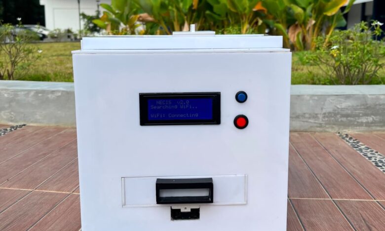 Purwarupa alat penghancur limbah jarum suntik NECIS berbasis IoT ciptaan mahasiswa UMS berbentuk kotak putih dengan layar LCD.