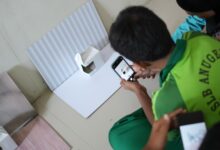 Siswa SLB Anugerah Karanganyar memotret kemasan produk putih dengan smartphone dalam pelatihan fotografi produk digital UMS.