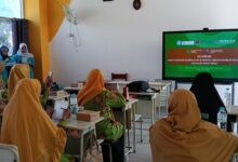 Tim dosen dan mahasiswa UMS bersama pengurus PCA Aisyiyah Colomadu saat pembukaan workshop Green Senior School UMS di ruang kelas.
