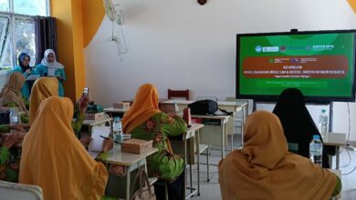 Tim dosen dan mahasiswa UMS bersama pengurus PCA Aisyiyah Colomadu saat pembukaan workshop Green Senior School UMS di ruang kelas.