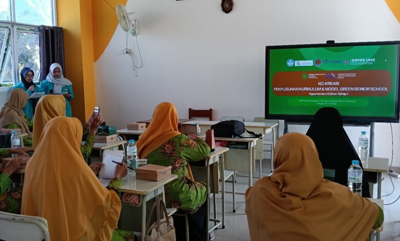 Tim dosen dan mahasiswa UMS bersama pengurus PCA Aisyiyah Colomadu saat pembukaan workshop Green Senior School UMS di ruang kelas.