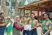 Siswa SMA Muhammadiyah 2 Mayong menerima piala dan sertifikat penghargaan Mahrojan Hizbul Wathan 2026