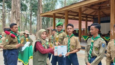 Siswa SMA Muhammadiyah 2 Mayong menerima piala dan sertifikat penghargaan Mahrojan Hizbul Wathan 2026