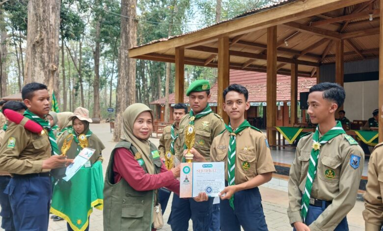 Siswa SMA Muhammadiyah 2 Mayong menerima piala dan sertifikat penghargaan Mahrojan Hizbul Wathan 2026