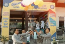 Para guru memegang balon warna-warni pada pembukaan MPLS SMK Muhammadiyah 2 Boja untuk menyambut siswa baru.