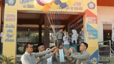 Para guru memegang balon warna-warni pada pembukaan MPLS SMK Muhammadiyah 2 Boja untuk menyambut siswa baru.