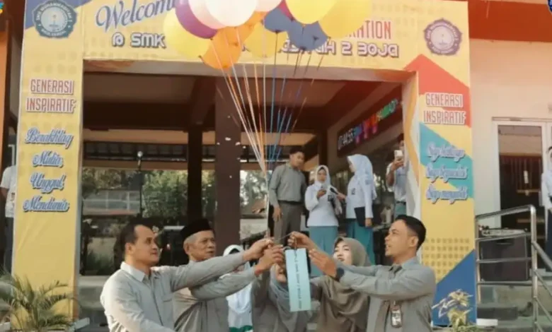 Para guru memegang balon warna-warni pada pembukaan MPLS SMK Muhammadiyah 2 Boja untuk menyambut siswa baru.